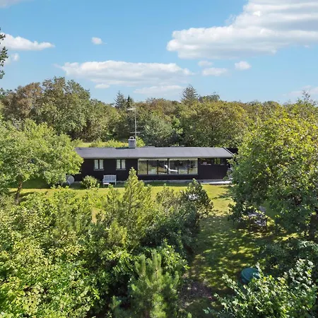 2 Bedroom Beautiful In Holiday home *